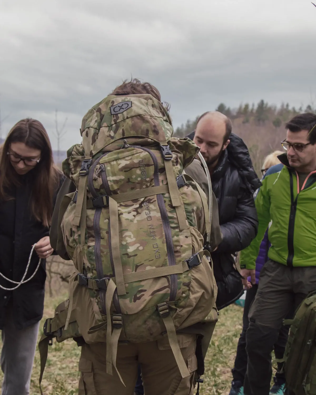 Partecipanti al corso di sopravvivenza BOSCO PRO con la bug out bag in spalla sul campo