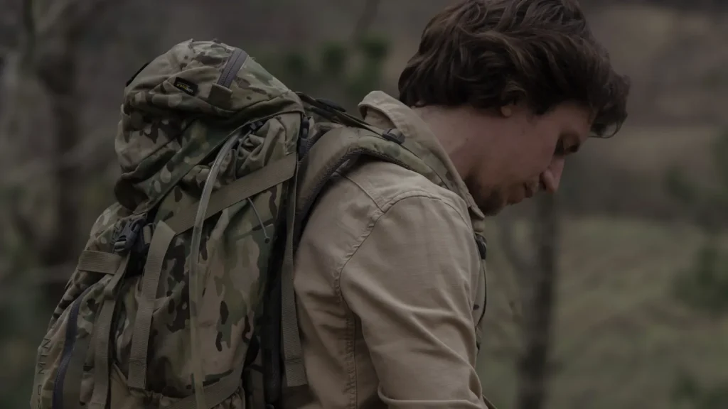 Istruttore BOSCO PRO con la bug out bag, lo zaino di emergenza survival, in spalla durante un corso di sopravvivenza
