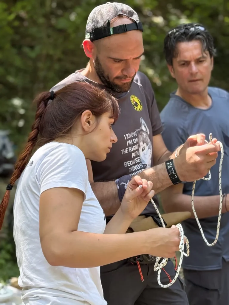 Nodi e legature durante il corso di sopravvivenza BOSCO PRO
