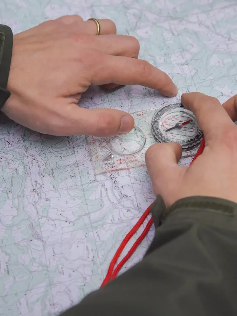 Orientamento con bussola e cartina durante il corso di sopravvivenza BOSCO PRO