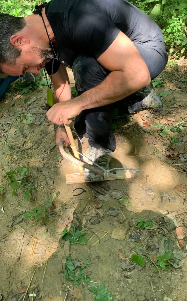 Accensione del fuoco in condizioni difficili durante l'extreme survival BOSCO PRO