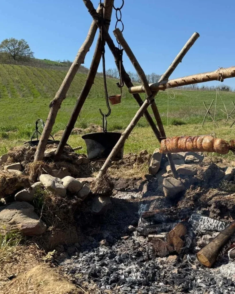 Cucina ancestrale sul fuoco durante il corso di sopravvivenza PRO BOSCO PRO