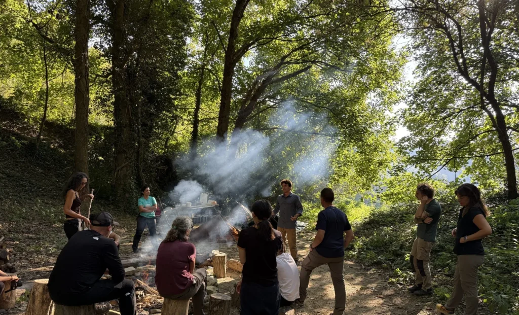 Gruppo di partecipanti sul campo al corso di sopravvivenza PRO BOSCO PRO
