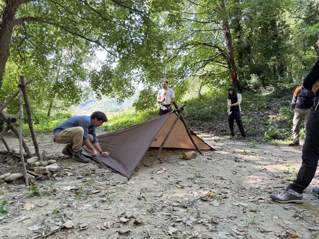 Edoardo Pedrazzoli spiega la costruzione del riparo durante un corso di sopravvivenza BOSCO PRO
