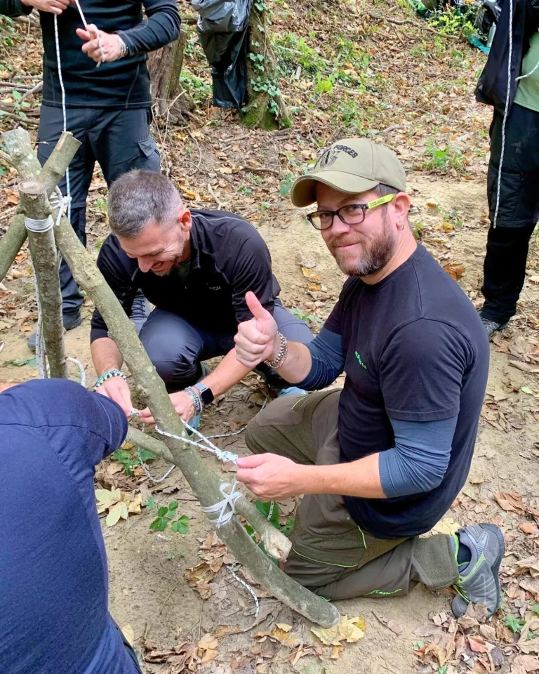 Potabilizzare l'acqua in squadra durante il corso di sopravvivenza BOSCO PRO
