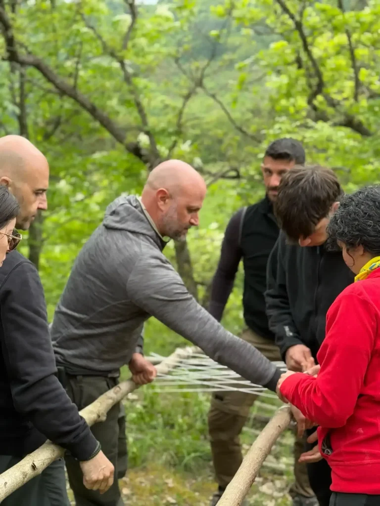 Costruzione di una barella di emergenza durante il corso di sopravvivenza BOSCO PRO