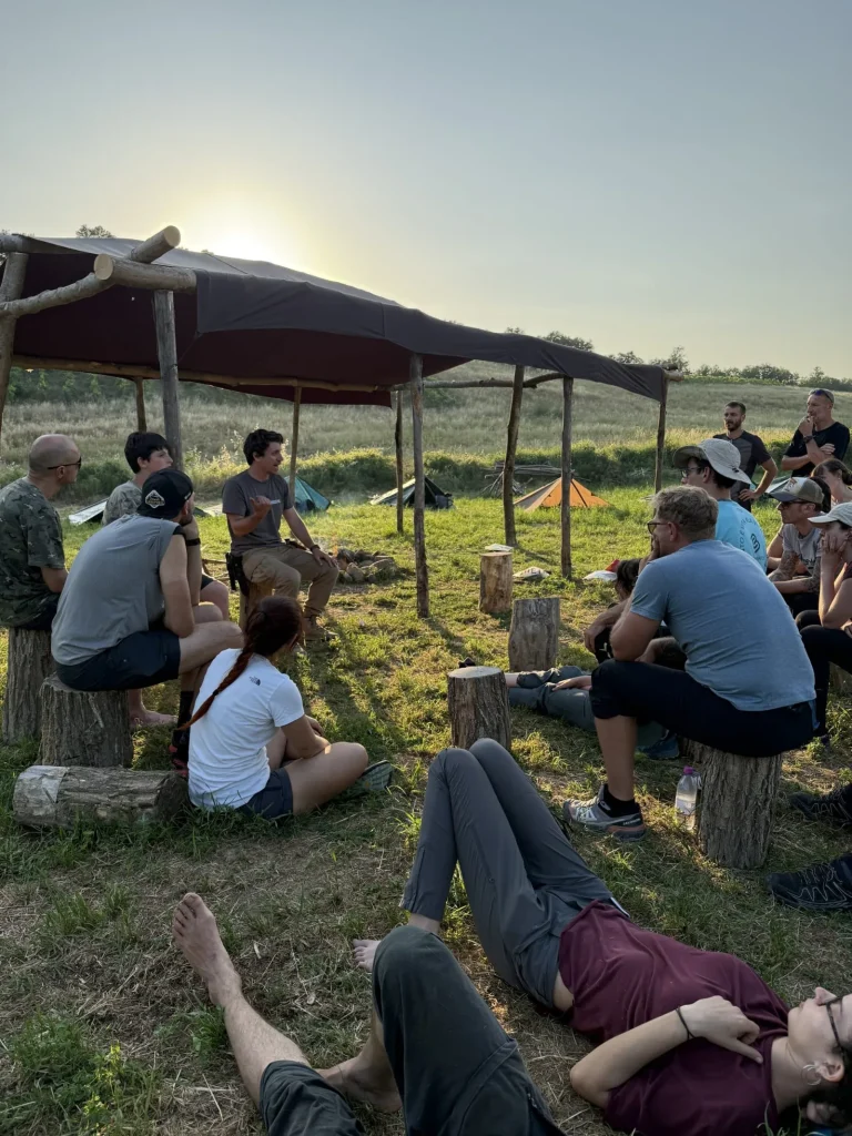 Momento di gruppo durante il corso di sopravvivenza BOSCO PRO: un regalo che si vive insieme