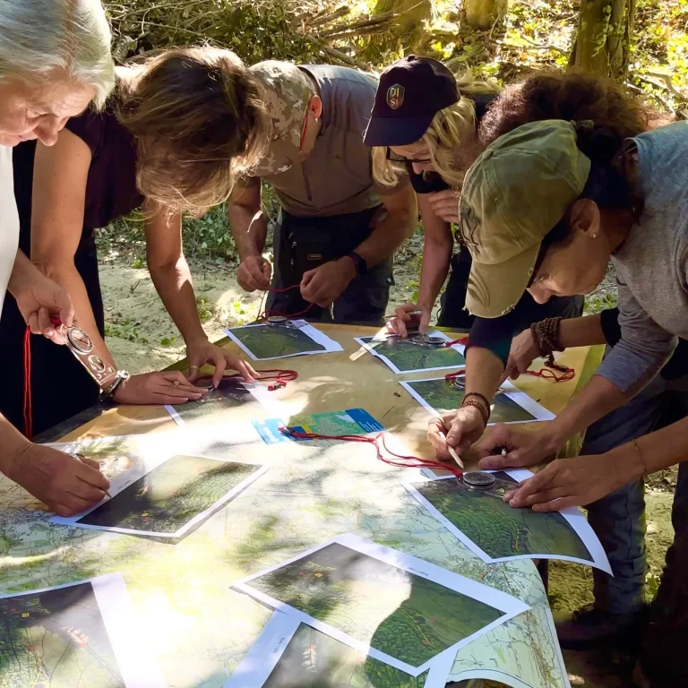 Orientamento con mappa e bussola al corso di sopravvivenza regalato BOSCO PRO