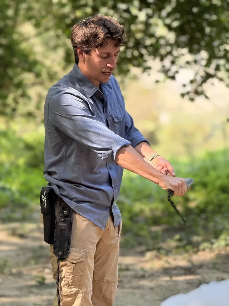 Uso del coltello da survival: una delle tecniche del corso regalato con la gift card BOSCO PRO