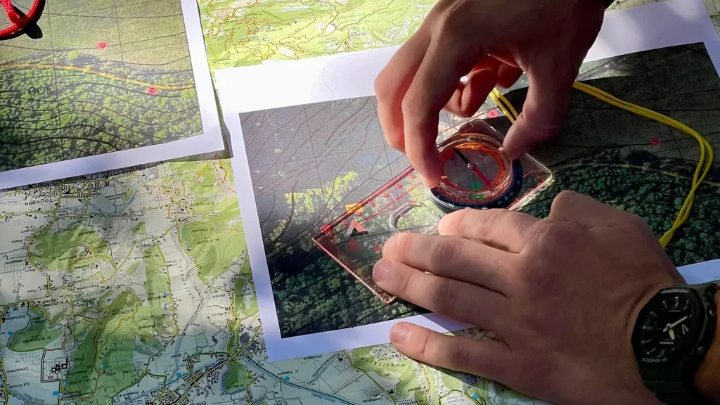 Orientarsi con bussola e cartina topografica durante un corso di sopravvivenza BOSCO PRO
