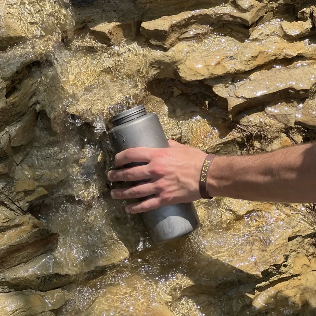 Potabilizzare l'acqua raccogliendola da una sorgente durante un'avventura con BOSCO PRO