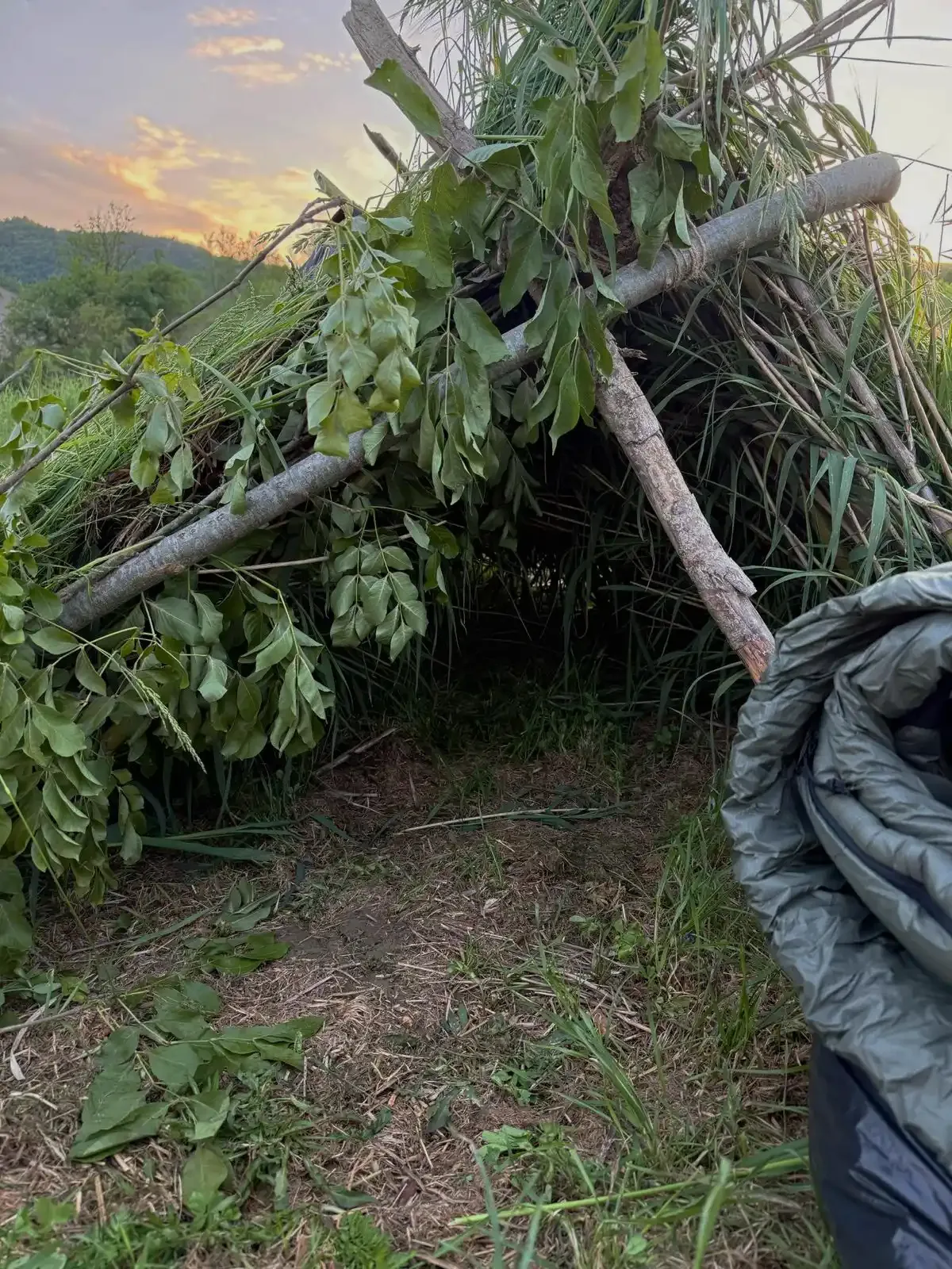 Riparo di emergenza naturale costruito con materiali del bosco, corso survival BOSCO PRO