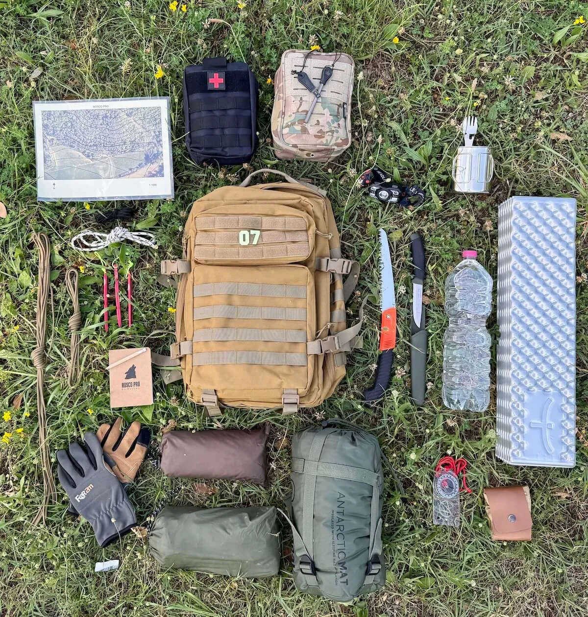 Zaino con tutta la dotazione inclusa consegnato al corso di sopravvivenza BOSCO PRO: kit completo per i due giorni