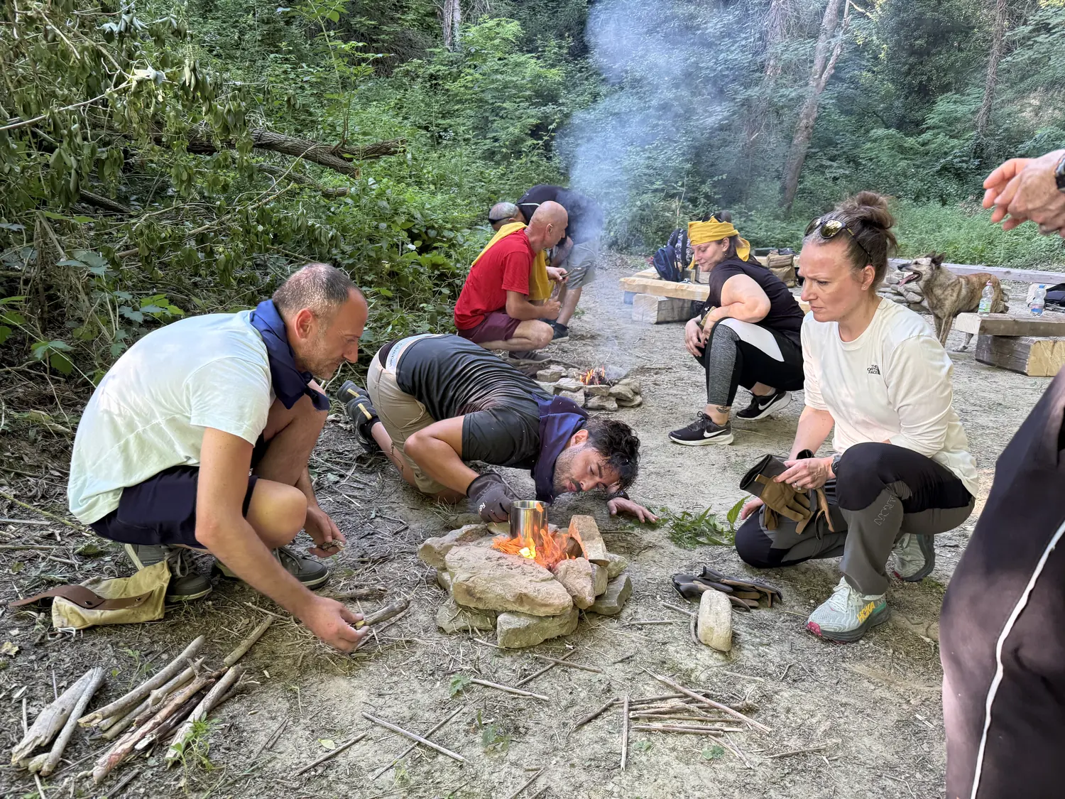 Partecipanti che accendono il fuoco insieme durante un team building BOSCO PRO