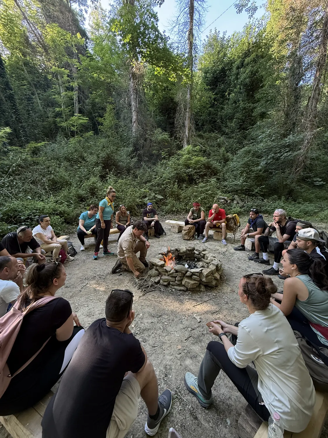 Team aziendale seduto in cerchio per un briefing durante un team building BOSCO PRO