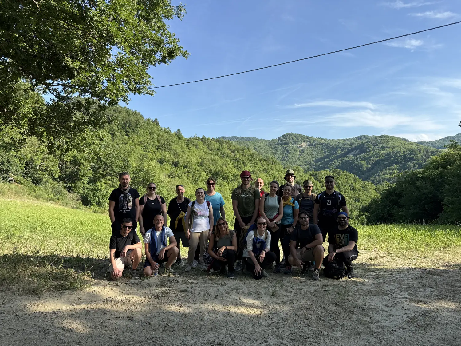Foto di gruppo del team aziendale a un team building BOSCO PRO nei boschi