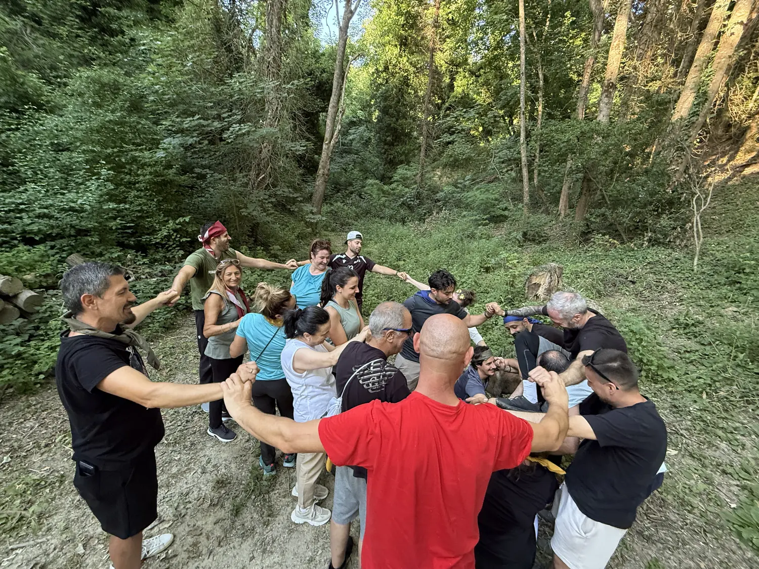 Team aziendale in un gioco di collaborazione all'aperto durante un team building BOSCO PRO