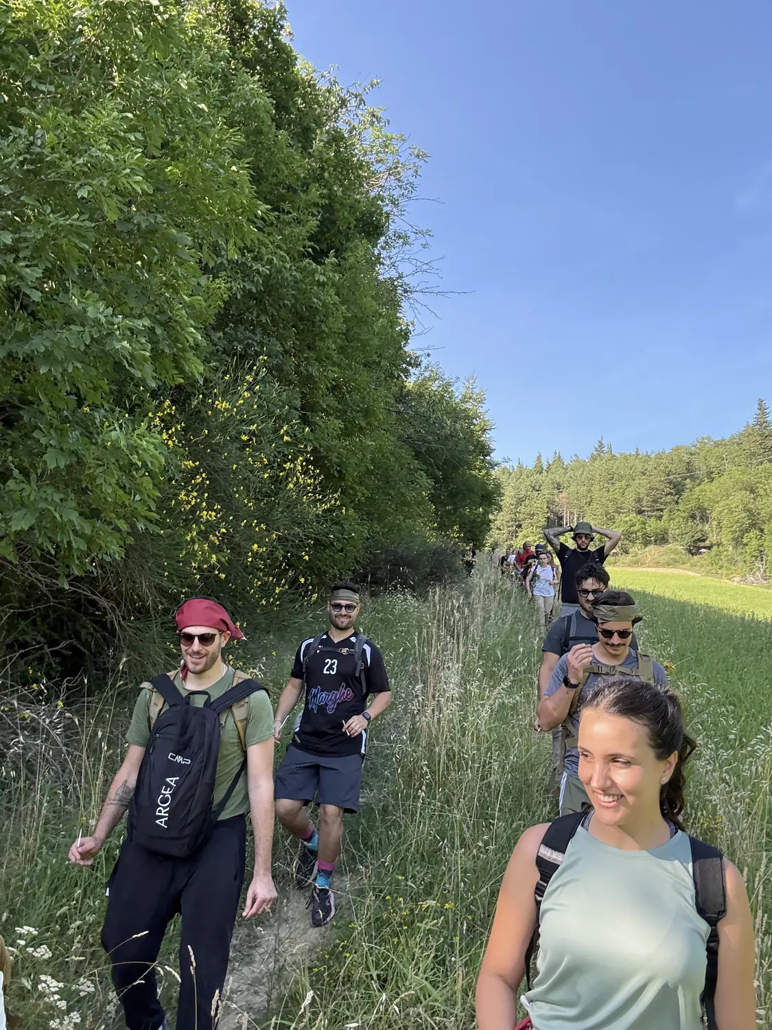 Team aziendale in trekking su un sentiero durante un team building BOSCO PRO